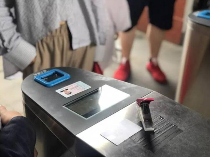 閘機(jī)刷身份證快速入園